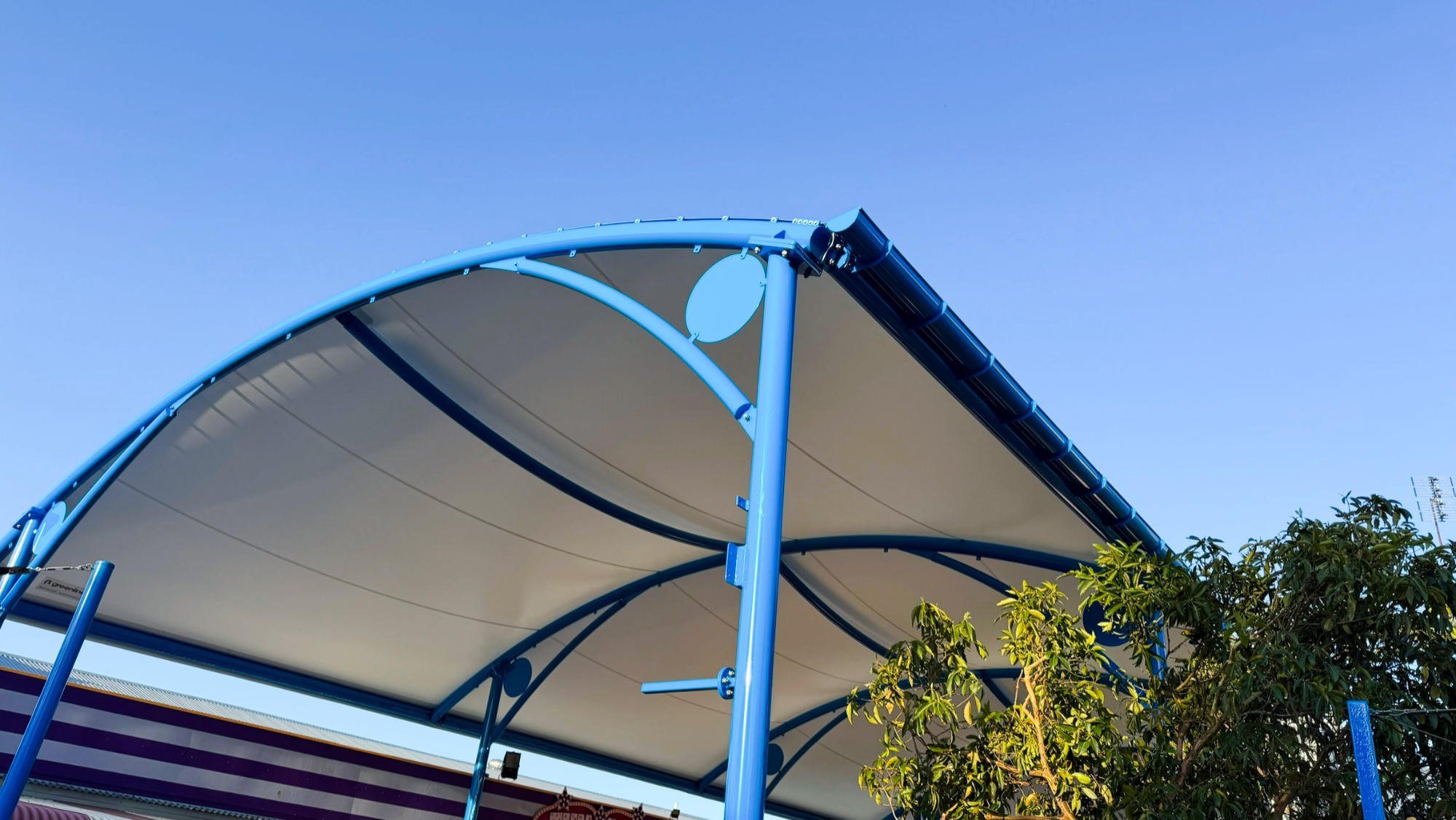 A Greenline shade structure with blue poles at Aussie World