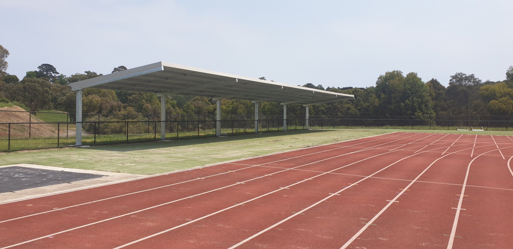 Cantilever rigid structure installed at a running track