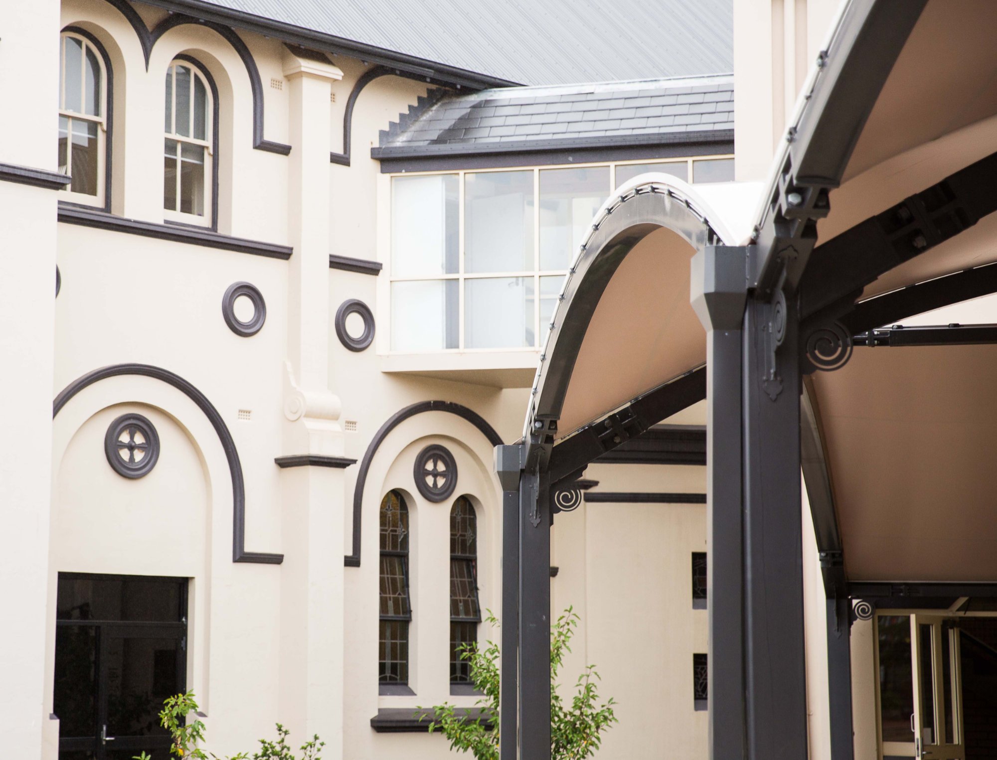 Powder-coated shade structure colour-coordinated with surrounding architecture